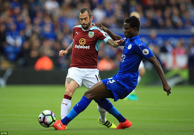 T&acirc;n binh Islam Slimani tỏa s&aacute;ng gi&uacute;p ĐKVĐ Leicester City v&ugrave;i dập Burnley - Ảnh 3.