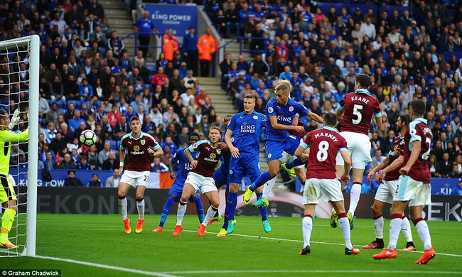 T&acirc;n binh Islam Slimani tỏa s&aacute;ng gi&uacute;p ĐKVĐ Leicester City v&ugrave;i dập Burnley - Ảnh 5.