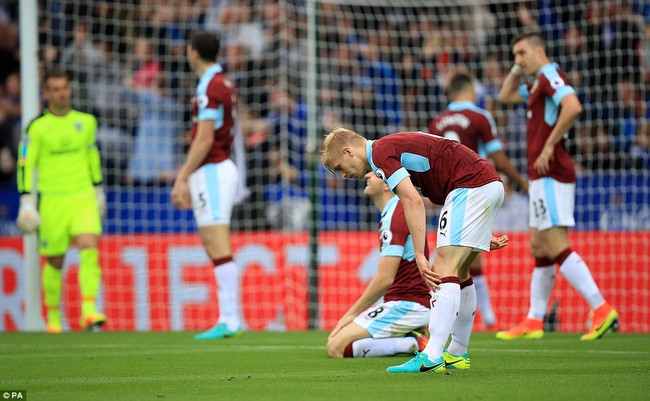 T&acirc;n binh Islam Slimani tỏa s&aacute;ng gi&uacute;p ĐKVĐ Leicester City v&ugrave;i dập Burnley - Ảnh 8.