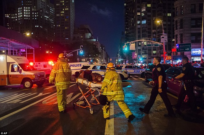 Hiện trường vụ nổ tại New York khiến hàng chục người bị thương - Ảnh 10.