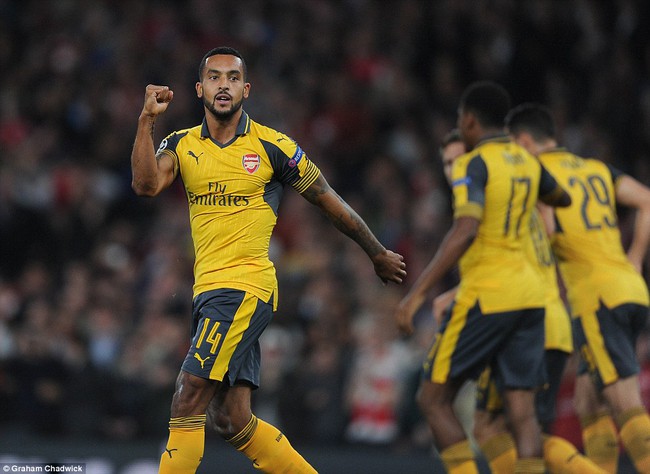 Walcott lập cú đúp đầu tiên sau 9 năm, Arsenal bỏ túi 3 điểm ở Champions League - Ảnh 3.