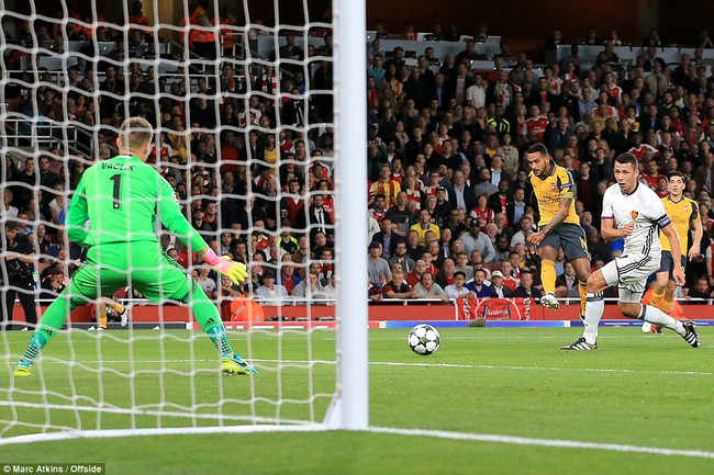 Walcott lập cú đúp đầu tiên sau 9 năm, Arsenal bỏ túi 3 điểm ở Champions League - Ảnh 4.