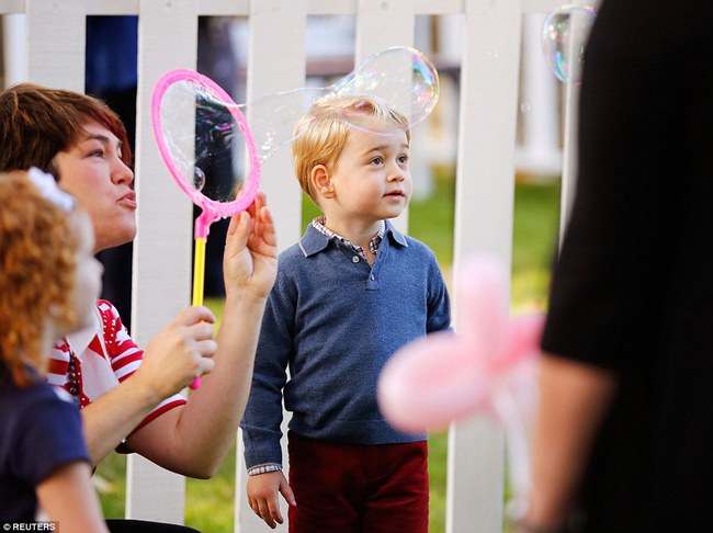 Hoàng tử, Công chúa Anh say mê bóng bay và trò bắn bong bóng xà phòng ở Canada - Ảnh 20.