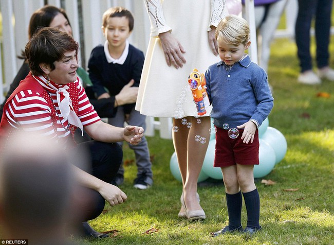 Hoàng tử, Công chúa Anh say mê bóng bay và trò bắn bong bóng xà phòng ở Canada - Ảnh 21.