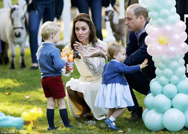 Hoàng tử, Công chúa Anh say mê bóng bay và trò bắn bong bóng xà phòng ở Canada - Ảnh 4.