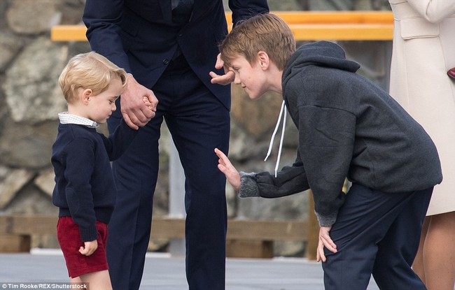 Hoàng tử nhí nước Anh giữ vẻ lạnh lùng, từ chối đập tay với cậu bé người Canada - Ảnh 4.
