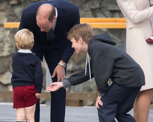 Hoàng tử nhí nước Anh giữ vẻ lạnh lùng, từ chối đập tay với cậu bé người Canada - Ảnh 5.
