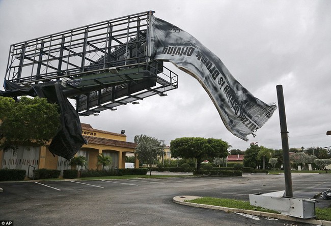 Khung cảnh tan hoang của bang Florida, Mỹ sau khi b&atilde;o Matthew đổ bộ - Ảnh 4.