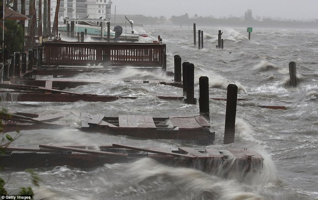 Khung cảnh tan hoang của bang Florida, Mỹ sau khi bão Matthew đổ bộ - Ảnh 6.