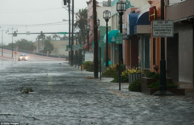 Khung cảnh tan hoang của bang Florida, Mỹ sau khi bão Matthew đổ bộ - Ảnh 7.