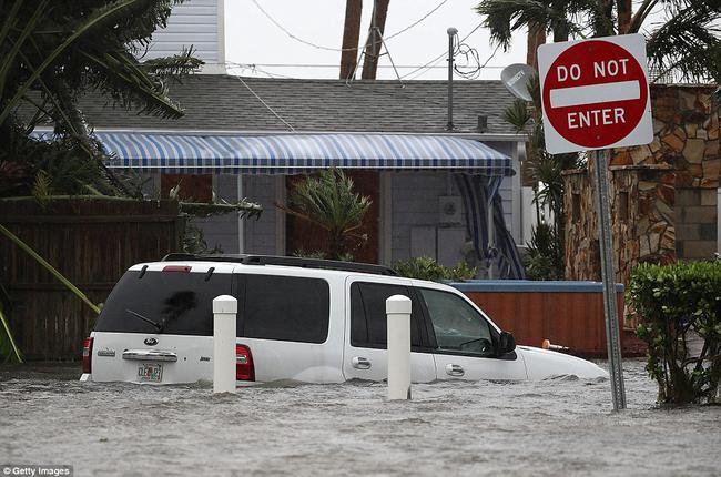 Khung cảnh tan hoang của bang Florida, Mỹ sau khi b&atilde;o Matthew đổ bộ - Ảnh 8.