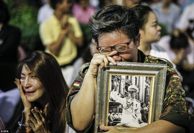 Nhìn những bức ảnh này, người ta mới hiểu người dân Thái Lan đau đớn đến nhường nào trước sự ra đi của vua Bhumibol - Ảnh 13.