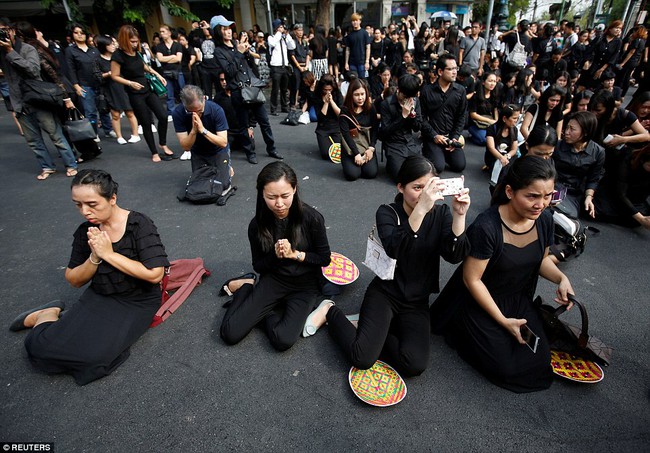 Thái Lan bán hết sạch quần áo màu đen khi cả nước đang để tang Quốc vương Bhumibol - Ảnh 2.