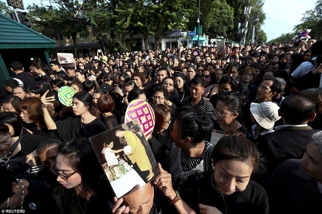 Th&aacute;i Lan b&aacute;n hết sạch quần &aacute;o m&agrave;u đen khi cả nước đang để tang Quốc vương Bhumibol - Ảnh 1.