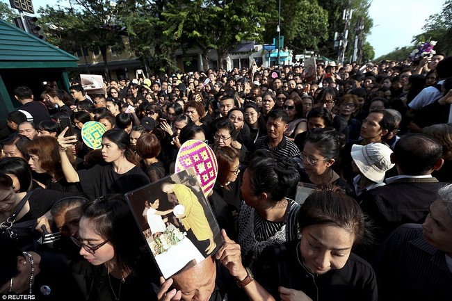 Thái Lan bán hết sạch quần áo màu đen khi cả nước đang để tang Quốc vương Bhumibol - Ảnh 1.