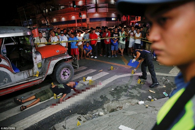 Tội phạm đầu thú sẽ phải đóng quan tài cho những người bị bắn chết trong cuộc chiến chống ma túy ở Philippines - Ảnh 7.