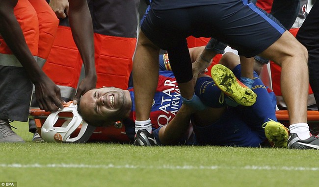 Iniesta dính chấn thương nặng, nguy cơ nghỉ hết năm - Ảnh 3.