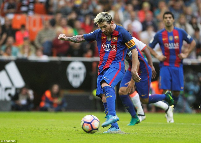 Xót xa nhìn Neymar vật vã nằm sân vì dính đòn thù, Messi điên tiết chửi rủa CĐV - Ảnh 2.