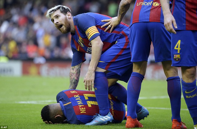 Xót xa nhìn Neymar vật vã nằm sân vì dính đòn thù, Messi điên tiết chửi rủa CĐV - Ảnh 5.