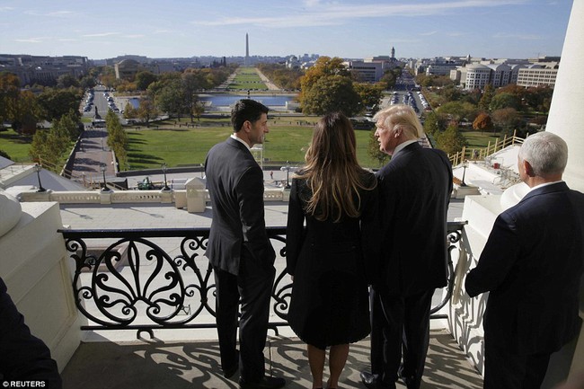 Melania Trump xinh đẹp nhưng căng thẳng trong lần đầu gặp Đệ nhất phu nhân Michelle Obama tại nhà Trắng - Ảnh 7.