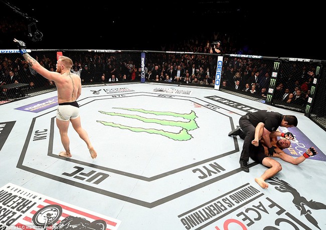 Hạ knock-out đối thủ, Conor McGregor đi vào lịch sử võ đài UFC - Ảnh 8.