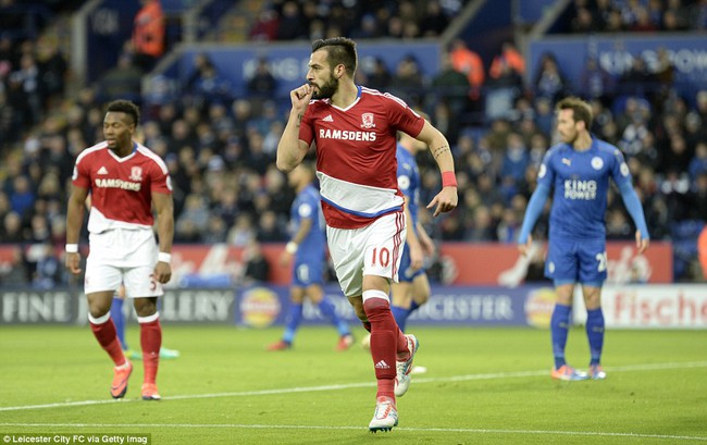 Thoát thua phút bù giờ trên chấm penalty, Leicester vẫn thiết lập kỷ lục buồn - Ảnh 3.