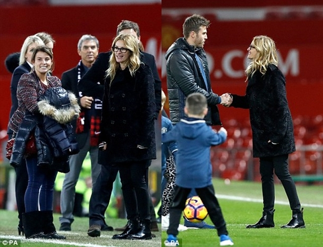 Người đ&agrave;n b&agrave; đẹp ch&acirc;n trần dạo chơi tr&ecirc;n s&acirc;n Old Trafford - Ảnh 6.