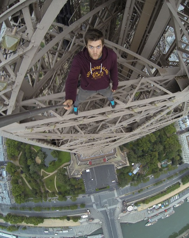 Video thanh niên của năm leo lên tháp Eiffel để selfie khiến nhiều người bủn rủn  - Ảnh 2.