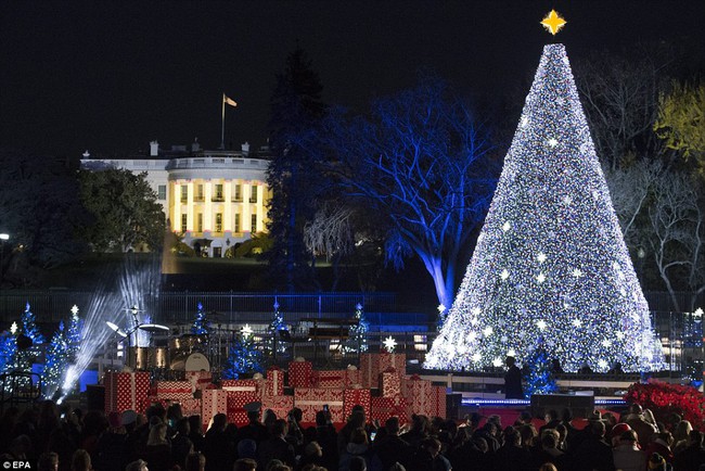 Vậy là lần cuối cùng, gia đình ông Obama thắp cây thông Noel trong mùa giáng sinh tại Nhà Trắng - Ảnh 3.