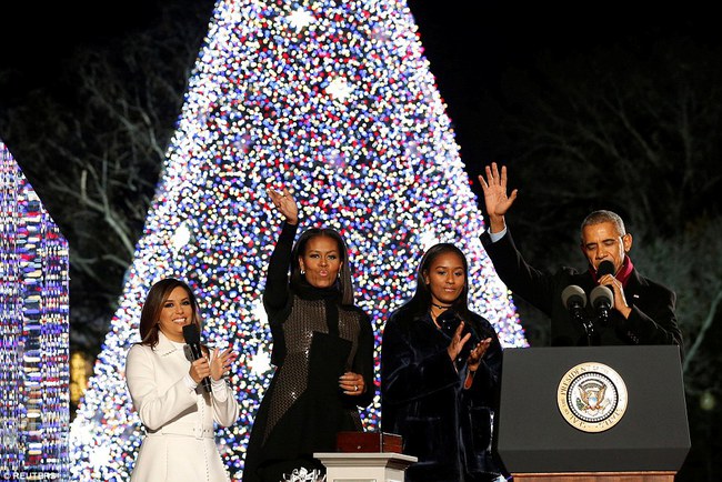 Vậy là lần cuối cùng, gia đình ông Obama thắp cây thông Noel trong mùa giáng sinh tại Nhà Trắng - Ảnh 2.