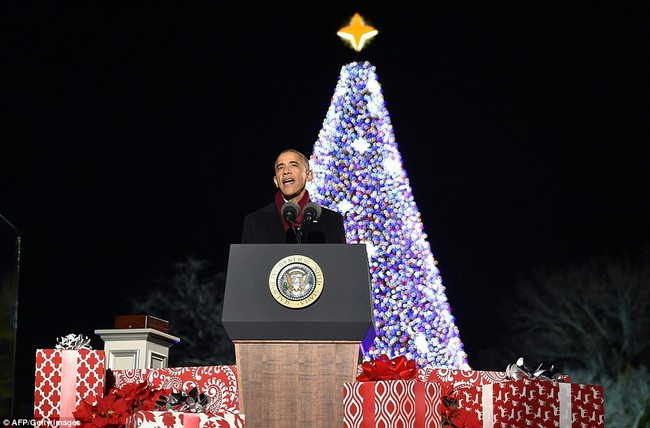 Vậy là lần cuối cùng, gia đình ông Obama thắp cây thông Noel trong mùa giáng sinh tại Nhà Trắng - Ảnh 1.