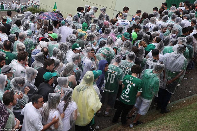 Cơn mưa nặng hạt đưa tiễn 50 thành viên Chapecoense tử nạn trong vụ máy bay rơi về với đất mẹ - Ảnh 1.