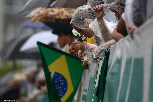 Cơn mưa nặng hạt đưa tiễn 50 thành viên Chapecoense tử nạn trong vụ máy bay rơi về với đất mẹ - Ảnh 11.