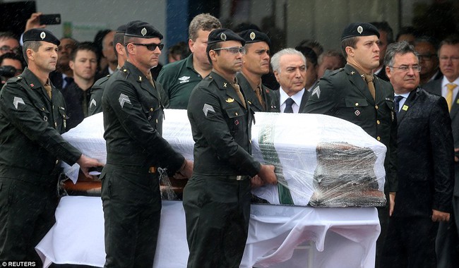 Cơn mưa nặng hạt đưa tiễn 50 thành viên Chapecoense tử nạn trong vụ máy bay rơi về với đất mẹ - Ảnh 2.