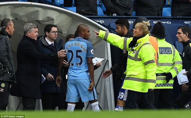 Thua đau trên sân nhà, Man City còn bị đuổi 2 người - Ảnh 15.