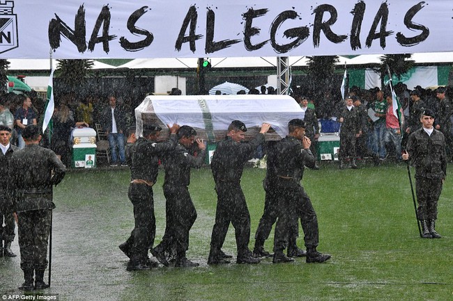 Cơn mưa nặng hạt đưa tiễn 50 thành viên Chapecoense tử nạn trong vụ máy bay rơi về với đất mẹ - Ảnh 8.