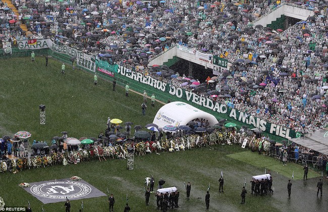 Cơn mưa nặng hạt đưa tiễn 50 thành viên Chapecoense tử nạn trong vụ máy bay rơi về với đất mẹ - Ảnh 7.