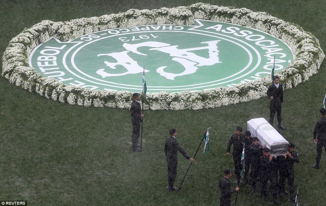 Cơn mưa nặng hạt đưa tiễn 50 thành viên Chapecoense tử nạn trong vụ máy bay rơi về với đất mẹ - Ảnh 10.