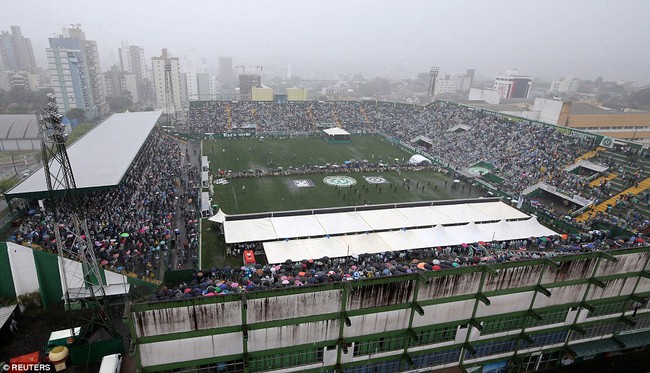 Cơn mưa nặng hạt đưa tiễn 50 thành viên Chapecoense tử nạn trong vụ máy bay rơi về với đất mẹ - Ảnh 6.