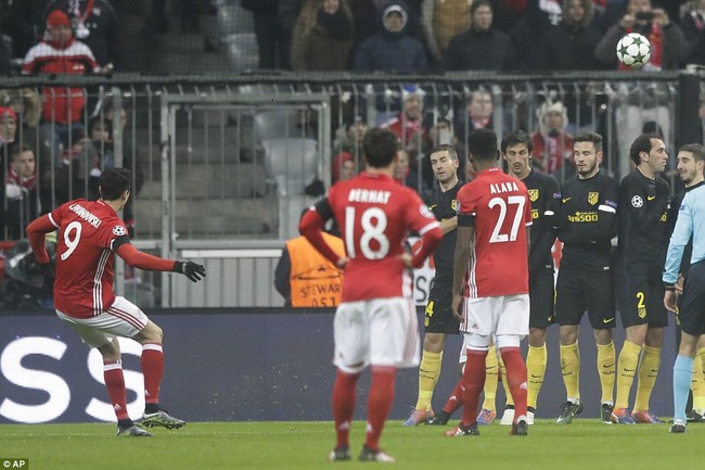 Bayern hạ gục Atletico nhưng vẫn mất ngôi đầu về tay đối thủ - Ảnh 4.