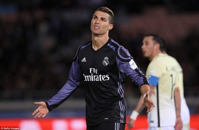 Kh&ocirc;ng thể tin nổi Ronaldo lại bỏ lỡ t&igrave;nh huống ngon ăn thế n&agrave;y - Ảnh 2.