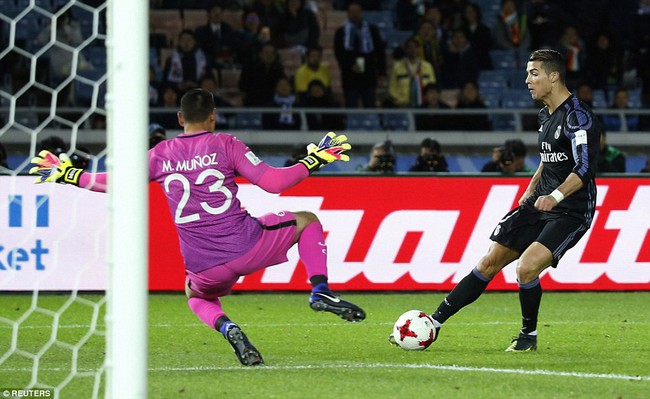 Kh&ocirc;ng thể tin nổi Ronaldo lại bỏ lỡ t&igrave;nh huống ngon ăn thế n&agrave;y - Ảnh 3.