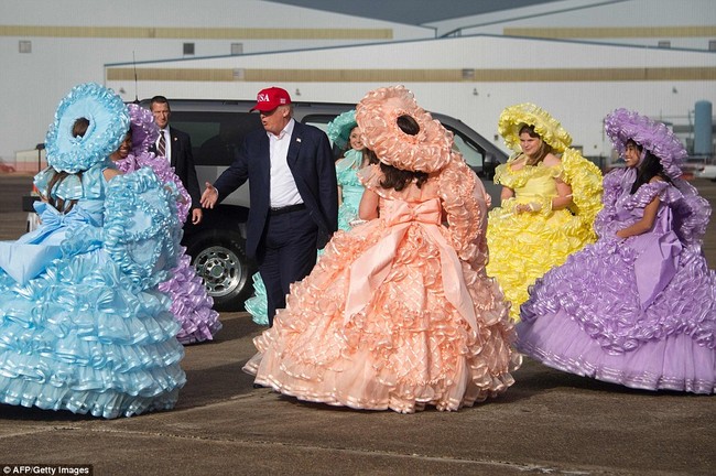Donald Trump kết th&uacute;c tour cảm ơn cử tri trong v&ograve;i rồng v&agrave; những c&ocirc; g&aacute;i mặc v&aacute;y sặc sỡ - Ảnh 6.