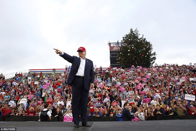 Donald Trump kết thúc tour cảm ơn cử tri trong vòi rồng và những cô gái mặc váy sặc sỡ - Ảnh 8.