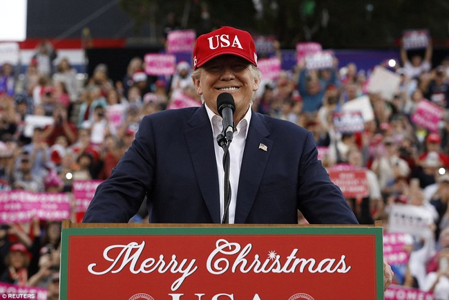 Donald Trump kết th&uacute;c tour cảm ơn cử tri trong v&ograve;i rồng v&agrave; những c&ocirc; g&aacute;i mặc v&aacute;y sặc sỡ - Ảnh 7.