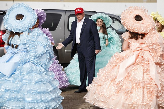 Donald Trump kết thúc tour cảm ơn cử tri trong vòi rồng và những cô gái mặc váy sặc sỡ - Ảnh 3.