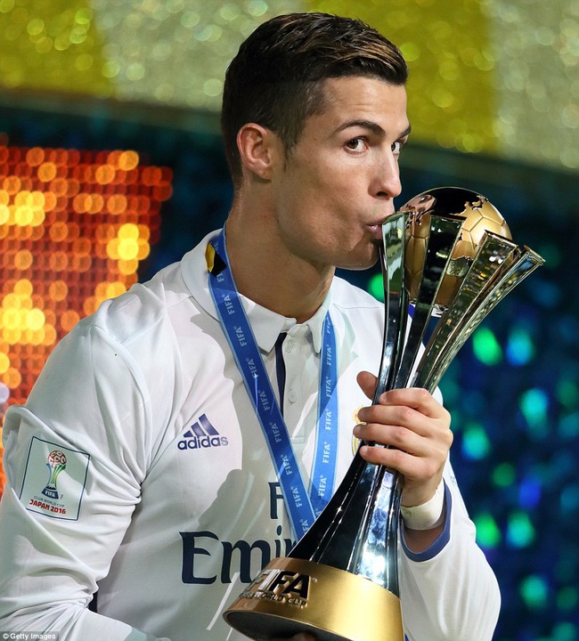 Nghỉ ngơi thôi Ronaldo, bạn gái mới đang chờ - Ảnh 3.