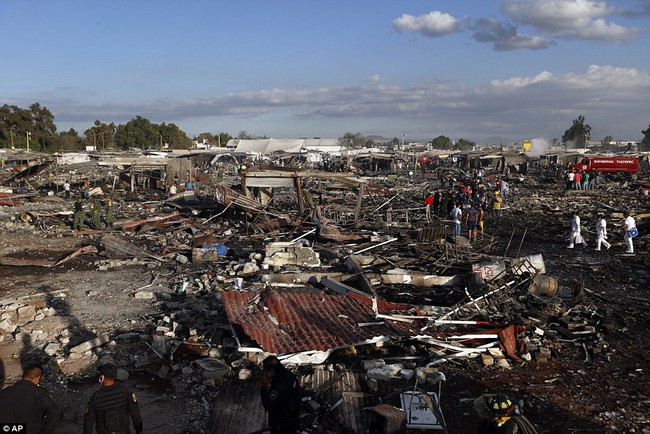 Những hình ảnh hiện trường không thể kinh hoàng hơn tại vụ nổ chợ pháo hoa ở Mexico - Ảnh 9.