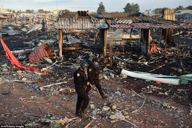 Những hình ảnh hiện trường không thể kinh hoàng hơn tại vụ nổ chợ pháo hoa ở Mexico - Ảnh 11.