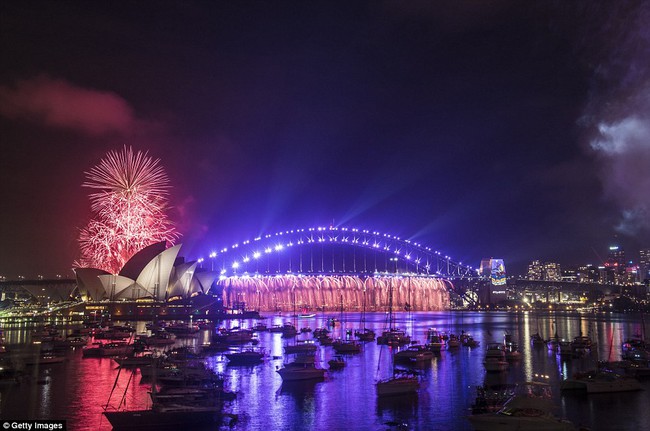 Chùm ảnh: Mãn nhãn với màn trình diễn pháo hoa rực rỡ năm mới 2017 tại Australia và New Zealand - Ảnh 1.